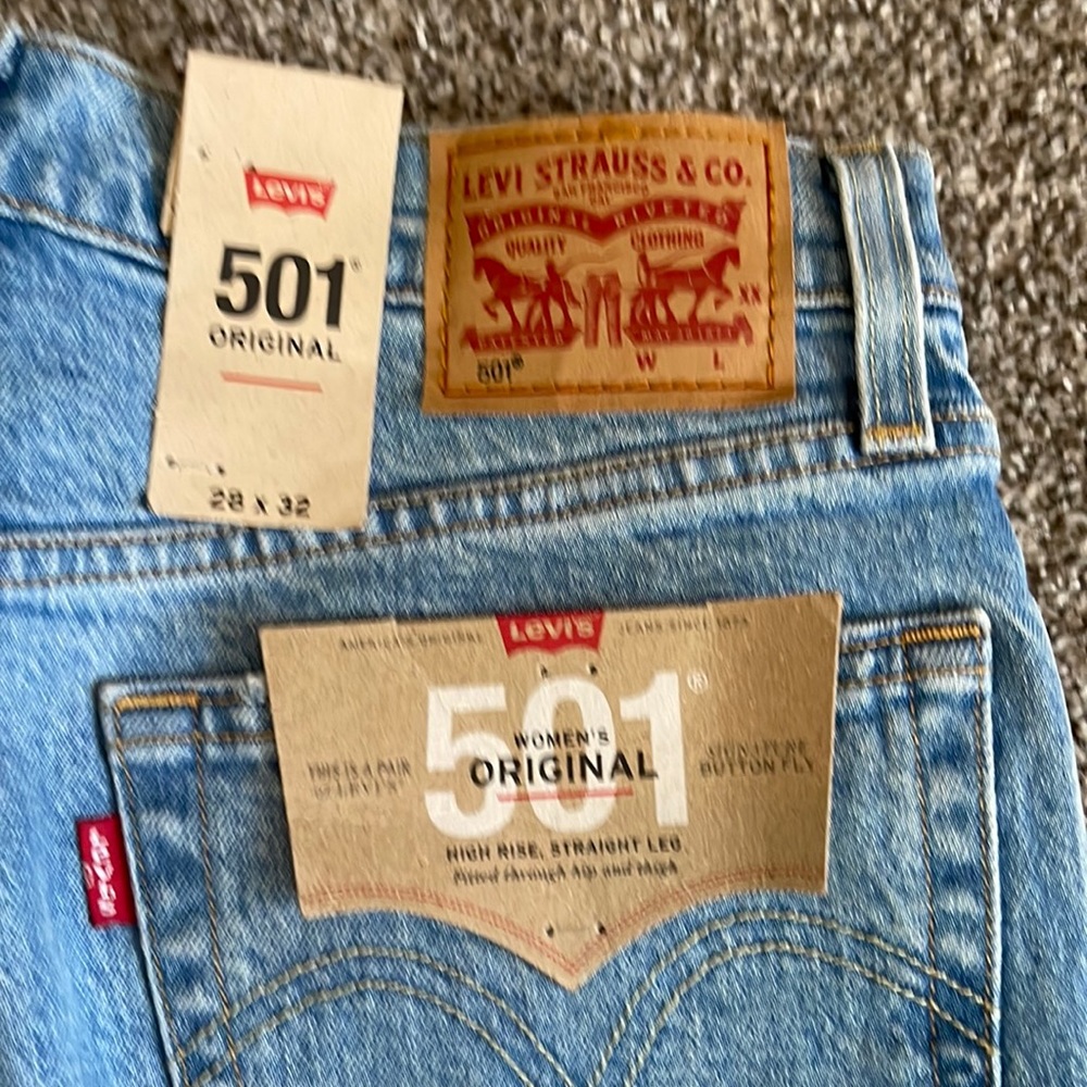 NWT Levi’s Womens 501 original button fly jeans. Size 28x32